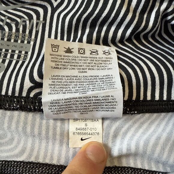 Nike Dri Fit Cropped Legging Striped Geometric S Black White Workout Gym Running - Picture 9 of 15
